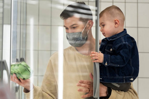 Uomo di vista laterale che tiene bambino