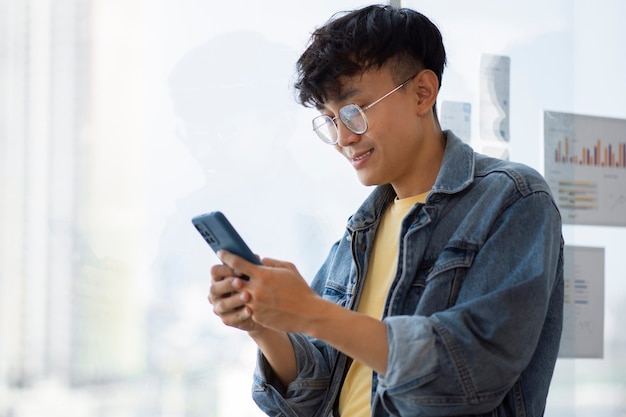 Uomo di vista laterale che tiene smartphone