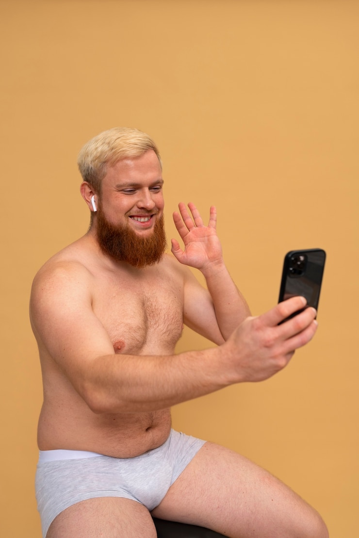 Foto gratuito uomo di vista laterale che tiene smartphone