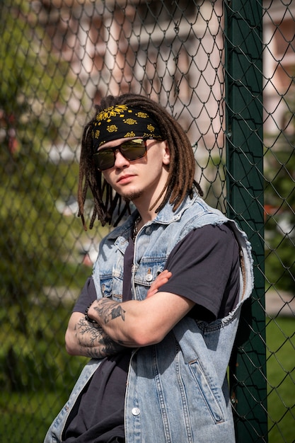 Uomo di vista laterale con i dreadlocks afro in posa