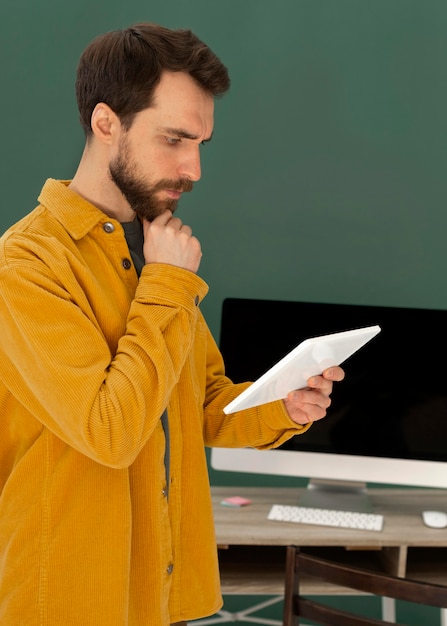 Uomo di vista laterale con tablet