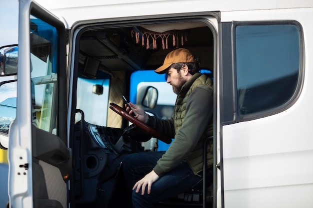 Uomo di vista laterale seduto in camion