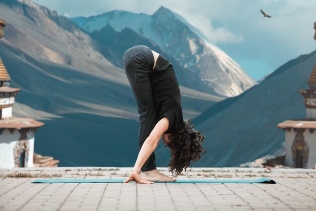 Uomo di yoga Giovane che fa yoga in loft all'alba