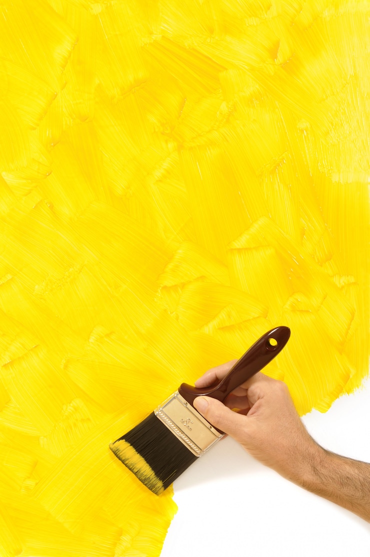 Foto gratuito uomo dipinto un muro giallo
