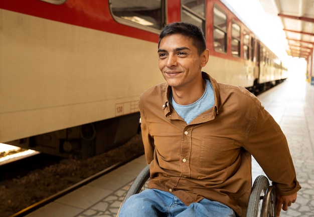 Uomo disabile a tiro medio alla stazione dei treni