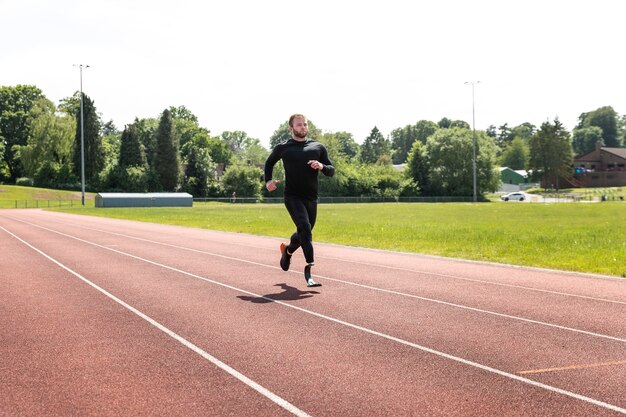 Uomo disabile a tutto campo che corre