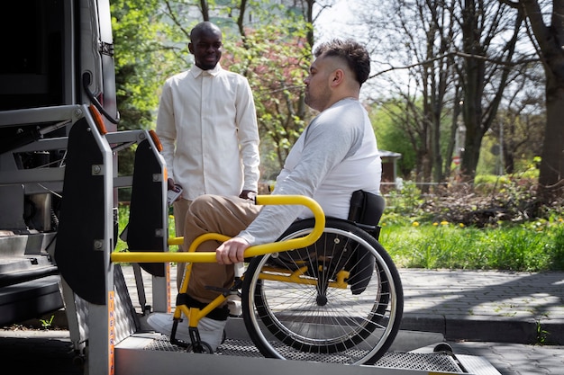 Uomo disabile a tutto campo che esce dal veicolo