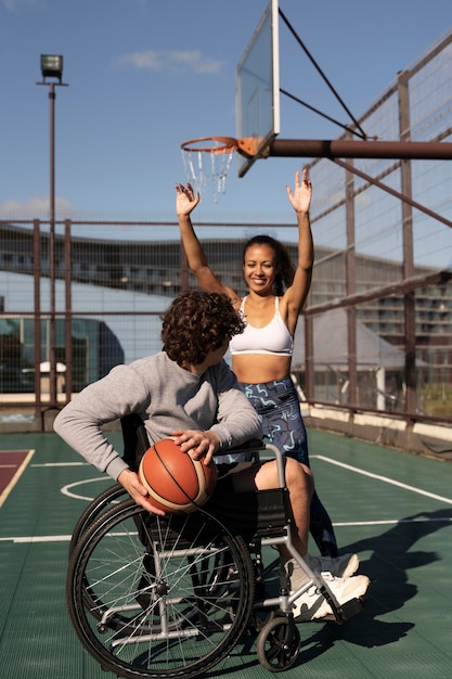 Uomo disabile a tutto campo che gioca a basket