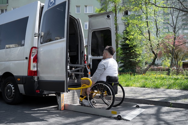 Uomo disabile a tutto campo che sale in macchina