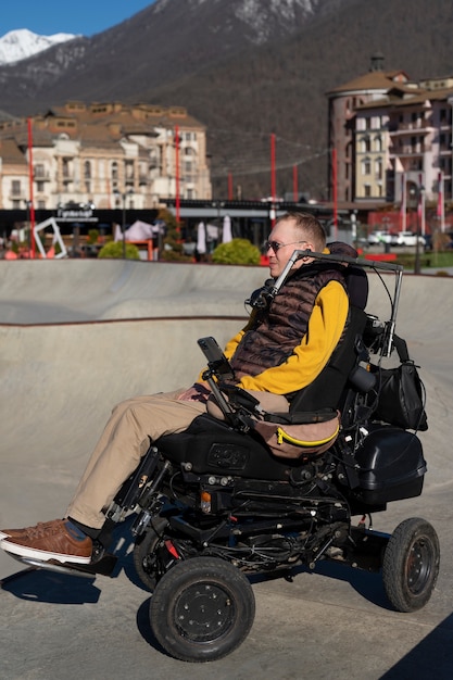 Uomo disabile a tutto campo in sedia a rotelle