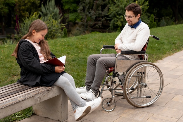 Uomo disabile che aiuta la ragazza a imparare