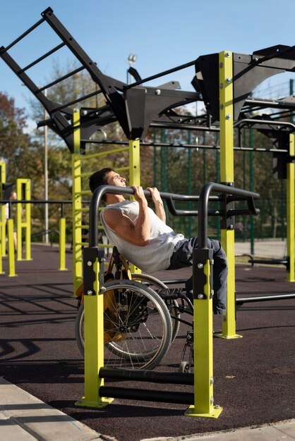 Uomo disabile del colpo pieno che fa sport nel parco