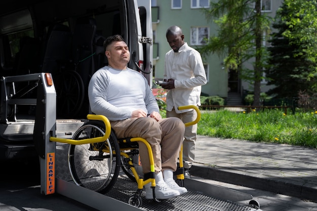 Uomo disabile in sedia a rotelle a tutto campo