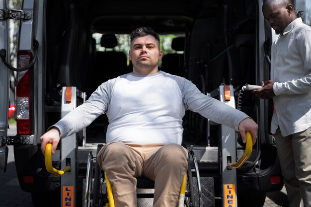 Uomo disabile in vista frontale della sedia a rotelle