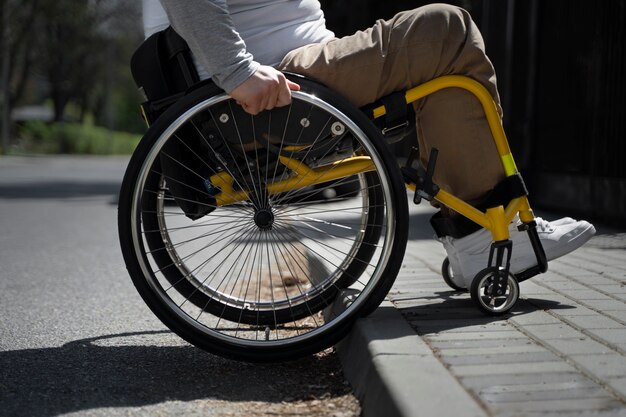 Uomo disabile vista laterale in sedia a rotelle