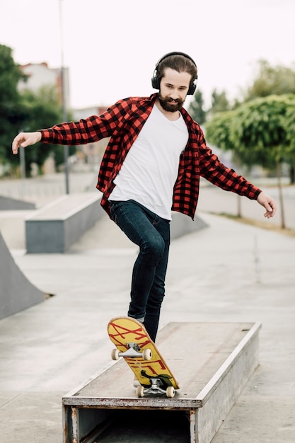 Uomo divertendosi allo skate park