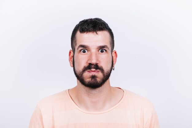 Uomo divertente che guarda l&#39;obbiettivo