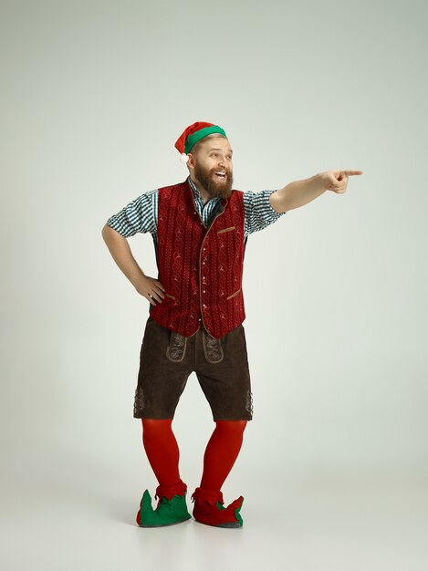 uomo divertente in costume da elfo