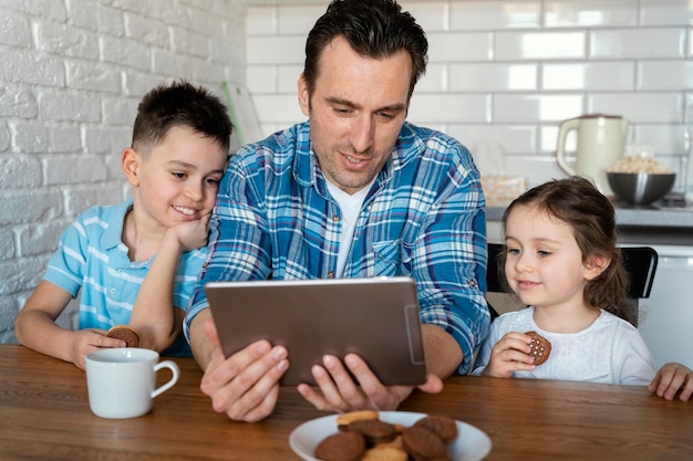 Uomo e bambini di tiro medio a casa