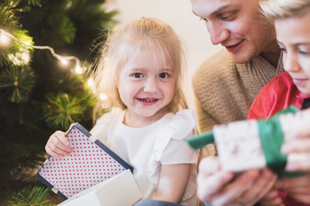 Uomo e bambini felici a Natale