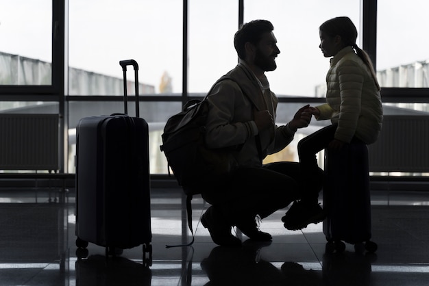 Uomo e bambino a tutto campo che viaggiano