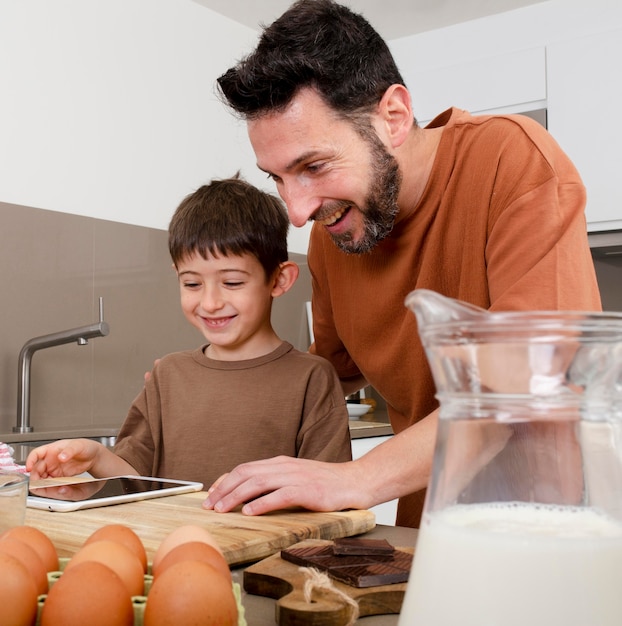 Uomo e bambino del colpo medio in cucina