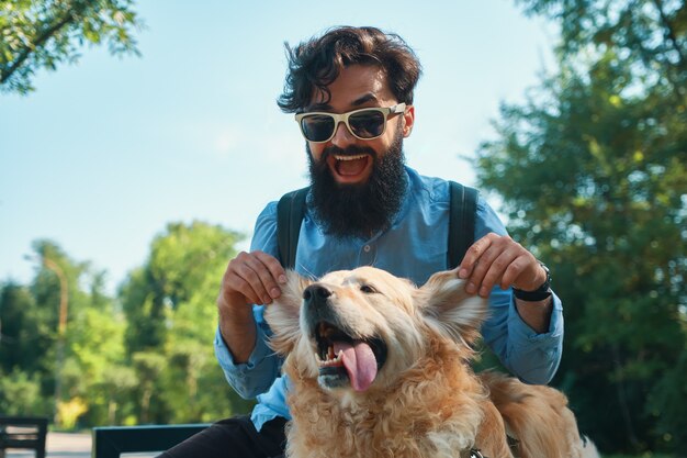 Uomo e cane divertirsi, giocare, fare facce buffe