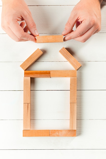 Uomo e cubi di legno sul tavolo. Concetto di gestione