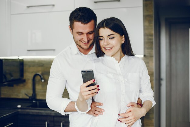 Uomo e donna a casa