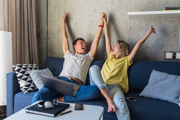 Uomo e donna a casa