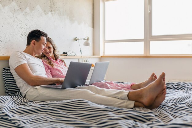 Uomo e donna a casa