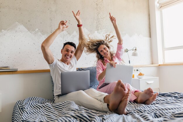 Uomo e donna a casa