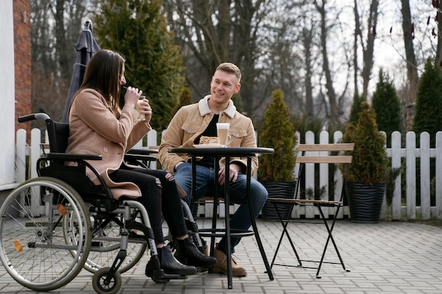 Uomo e donna a tutto campo al tavolo