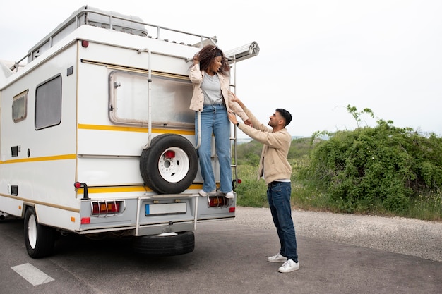 Uomo e donna a tutto campo all'aperto