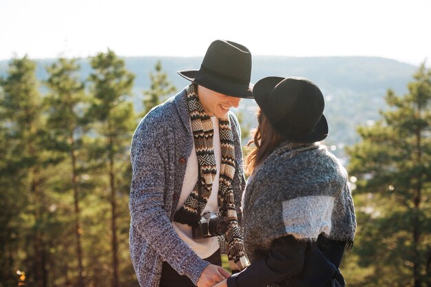 Uomo e donna adulti con clother d'inverno