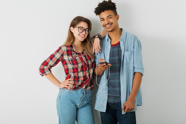 uomo e donna afroamericani neri in camicia e occhiali, isolati su bianco