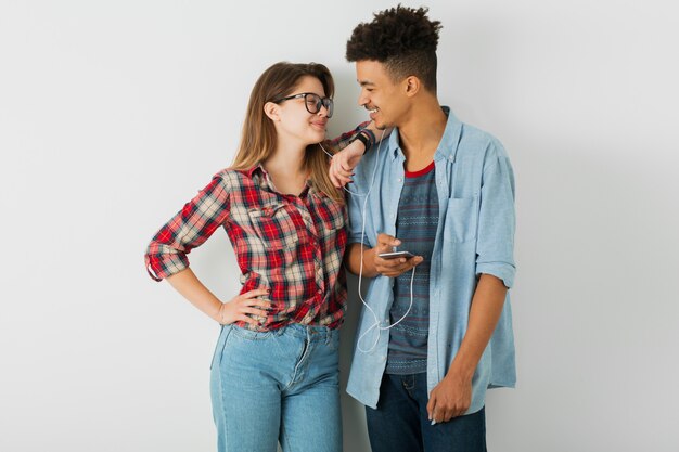 uomo e donna afroamericani neri in camicia e occhiali, isolati su bianco