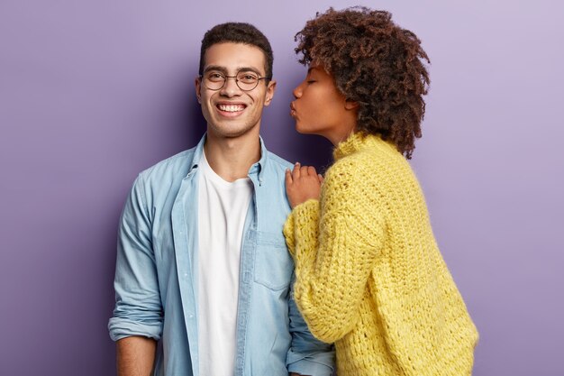 Uomo e donna alla moda che propongono insieme