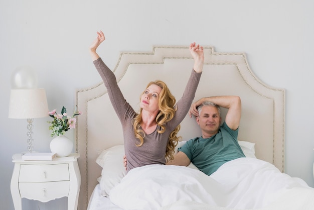 Uomo e donna anziani adorabili a letto