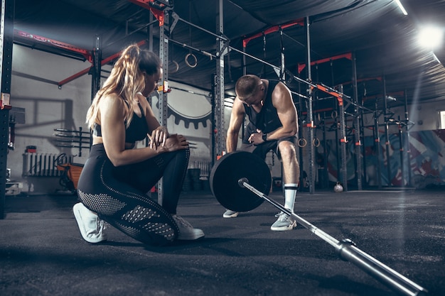 Uomo e donna atletici con le teste di legno