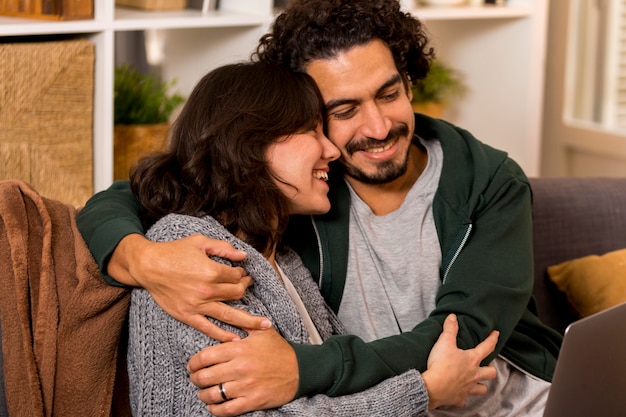 Uomo e donna che abbracciano sul divano