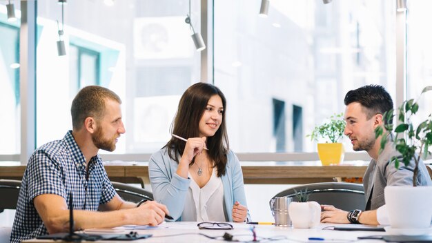 Uomo e donna che ascoltano il collega