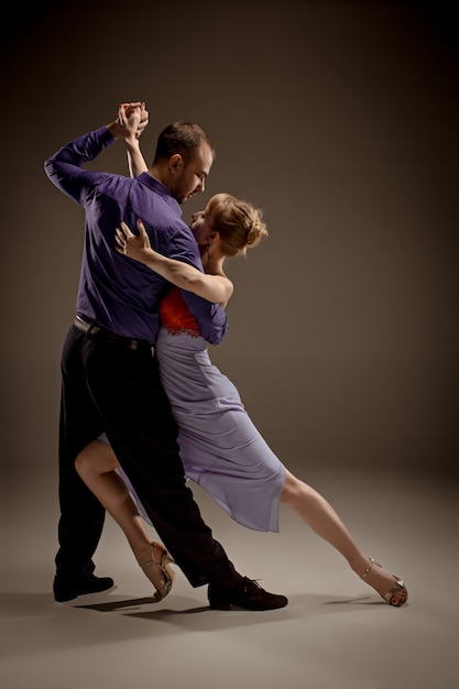 Uomo e donna che ballano il tango argentino