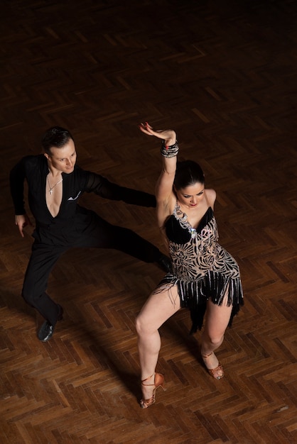 Uomo e donna che ballano insieme in una scena da sala da ballo
