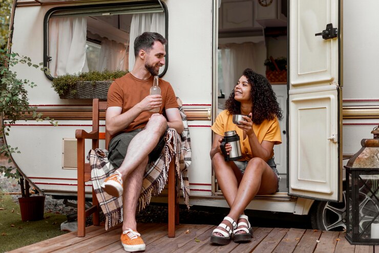 Foto gratuito uomo e donna che bevono caffè nel campo lungo della natura