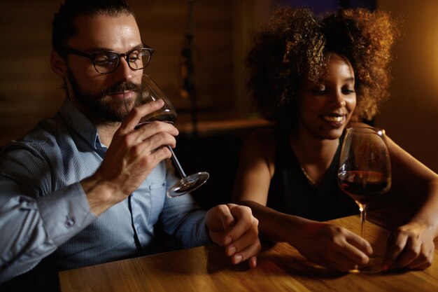 Uomo e donna che bevono un drink al bar