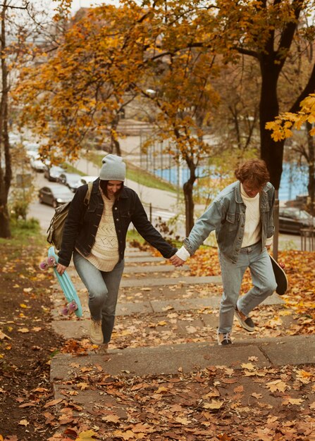 Uomo e donna che camminano tenendo le mani