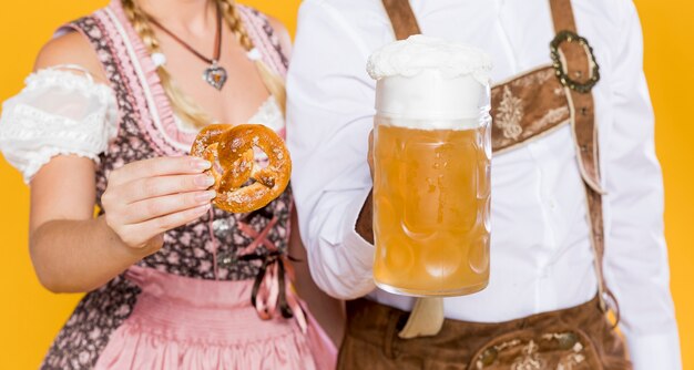 Uomo e donna che celebrano più oktoberfest