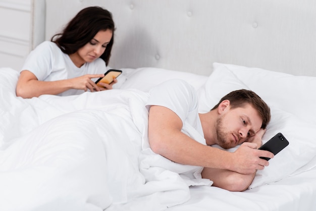 Uomo e donna che controllano le loro notifiche