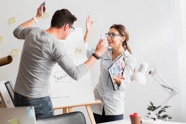 Uomo e donna che discutono all'ufficio